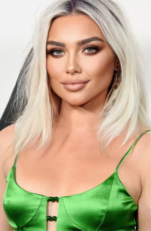 Florence Pugh would make a sexy bimbo