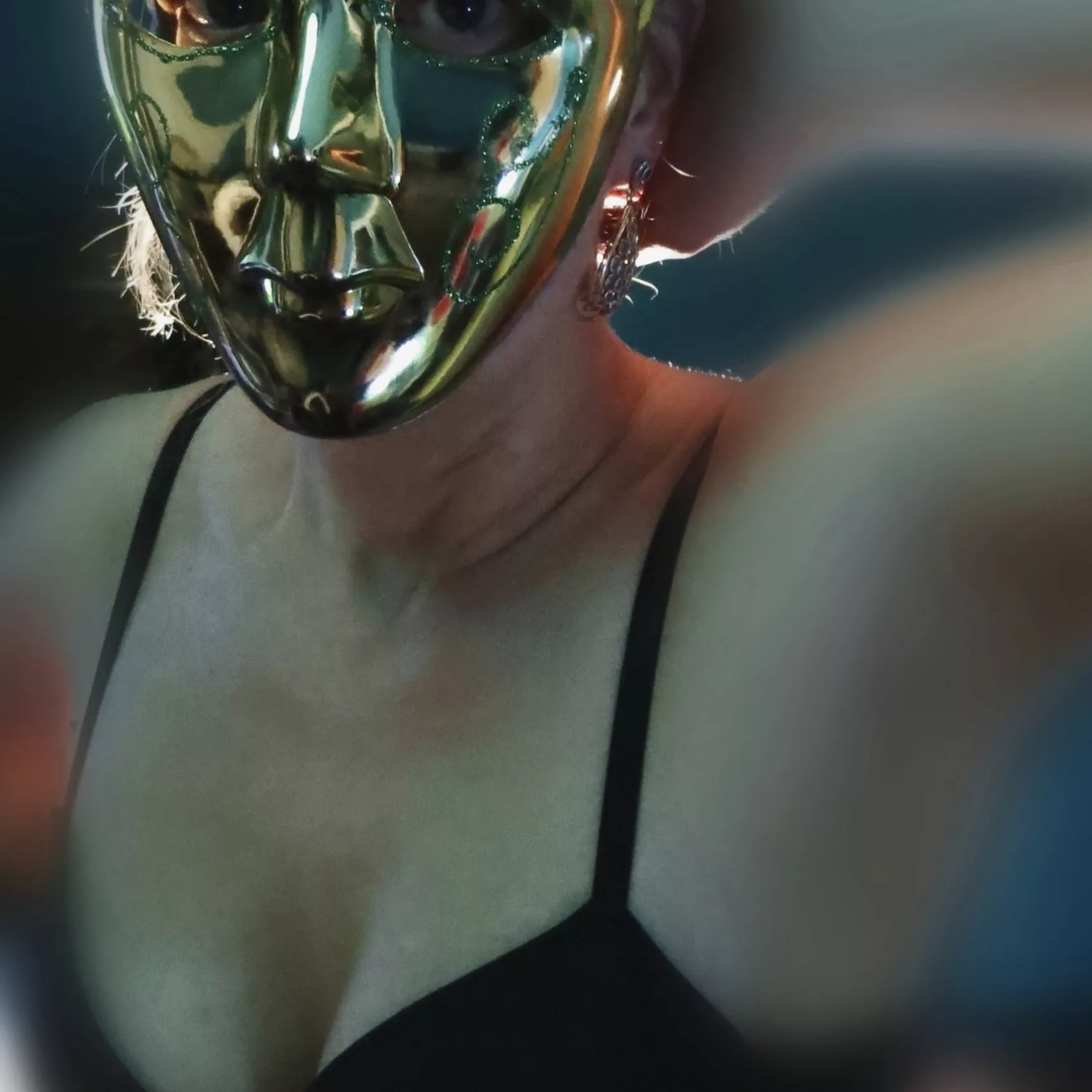 Flower mask aka Golden Mask 🎭 embracing her curves and more ...