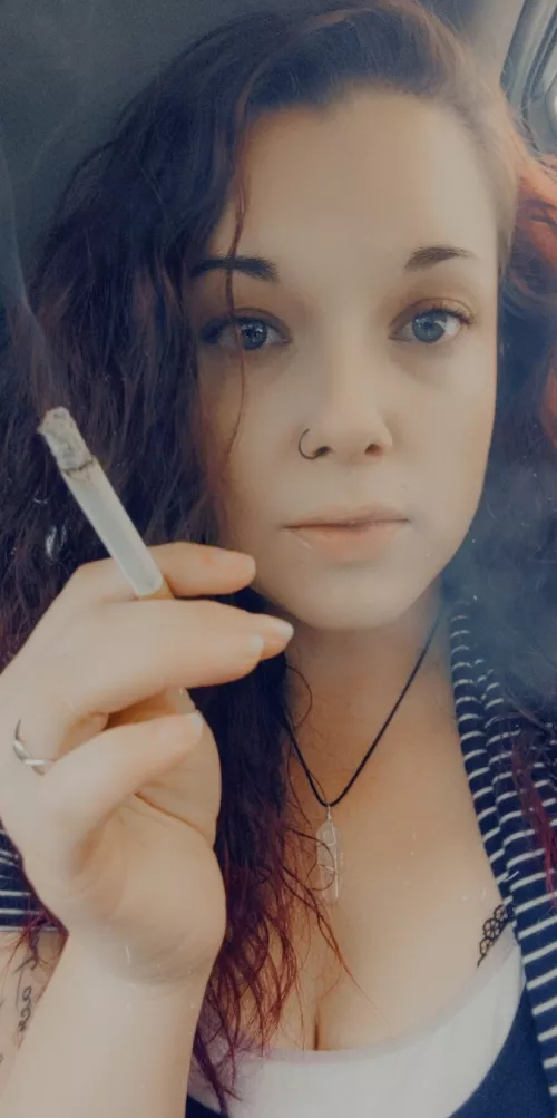 Fly this girl as high as you can🍒🚬