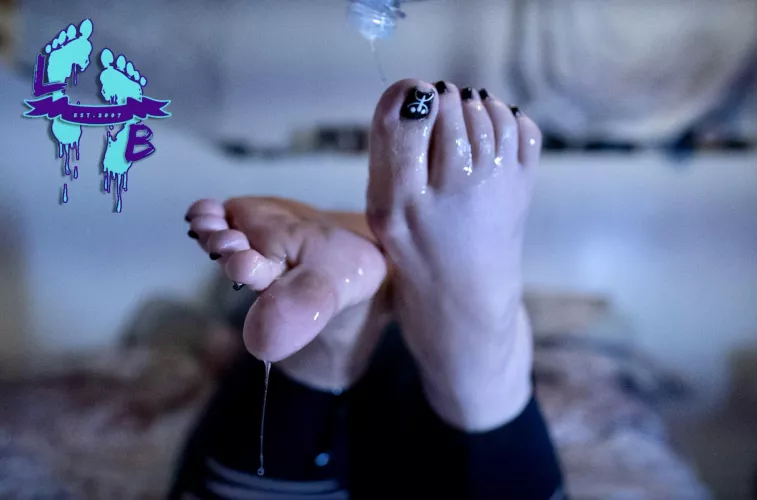 Follow the drip ๐ง-size 10.5W Latina BBW feet