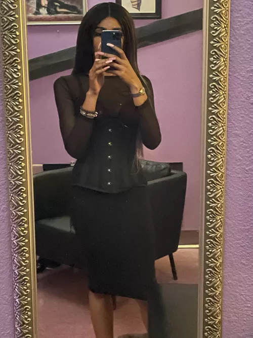 Foot stool session with a little corporal punishment for my misbehaved sub 😏