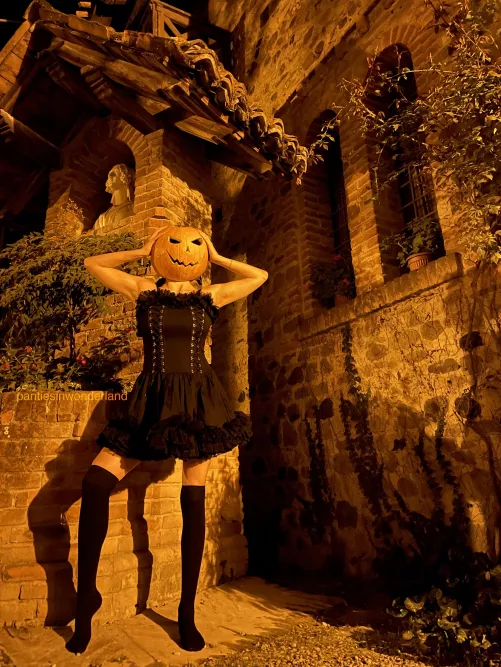 For Halloween thigh highs are a must ;) For Halloween thigh highs are a must ;)