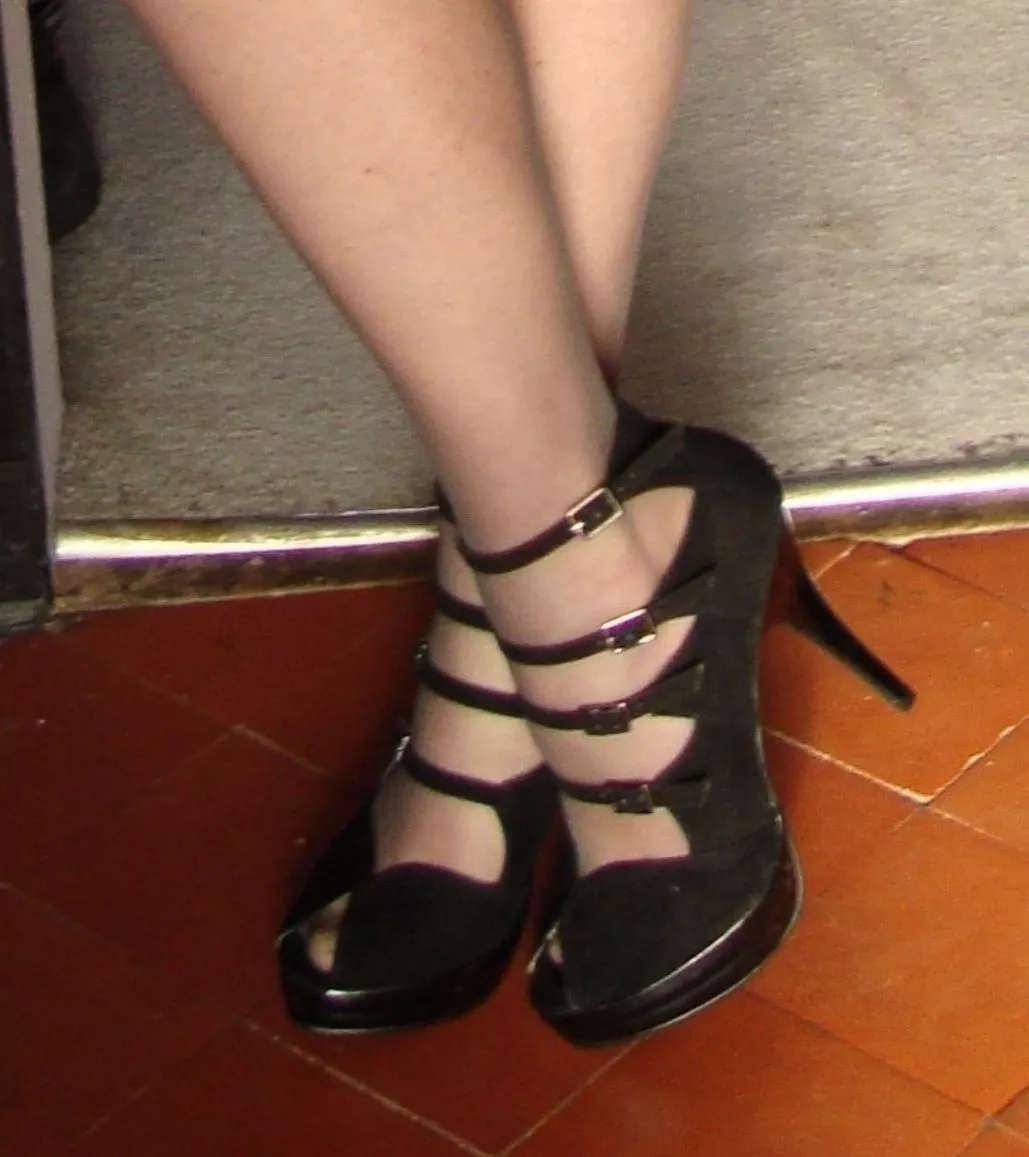 For those who loves sexy strappy heels... Hi you 😘💋 For those who loves sexy strappy heels... Hi you 😘💋