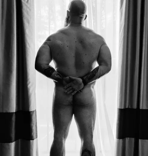 Forearms with a side of ass. π Forearms with a side of ass. π