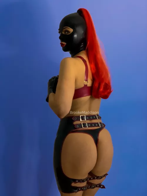 Form an orderly queue 🙋🏻‍♀️🍑👋🏻👋🏻👋🏻love this Libidex latex spanking skirt and rubber thong combination