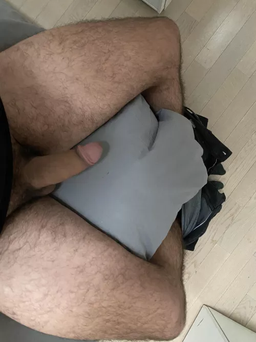 Fresh air for my hairy legs 🦍