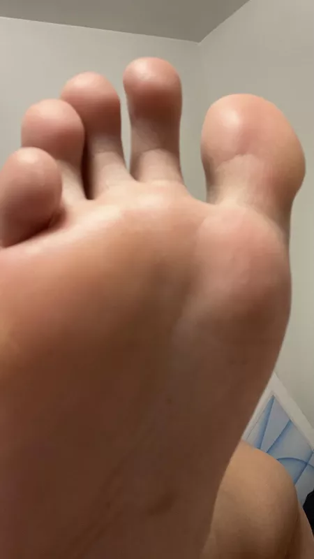 Fresh clean feet for you to lick π