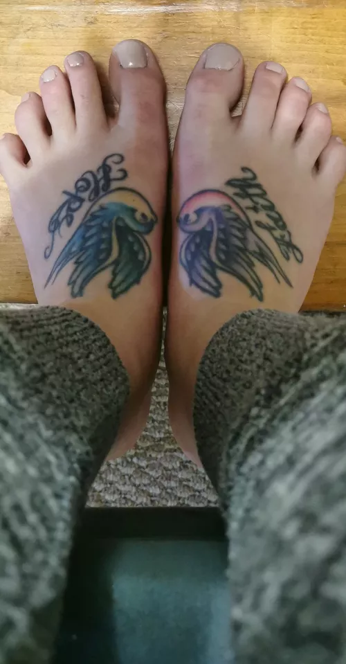 Fresh coat of nude nail polish, who wants to suck on my toes 😈