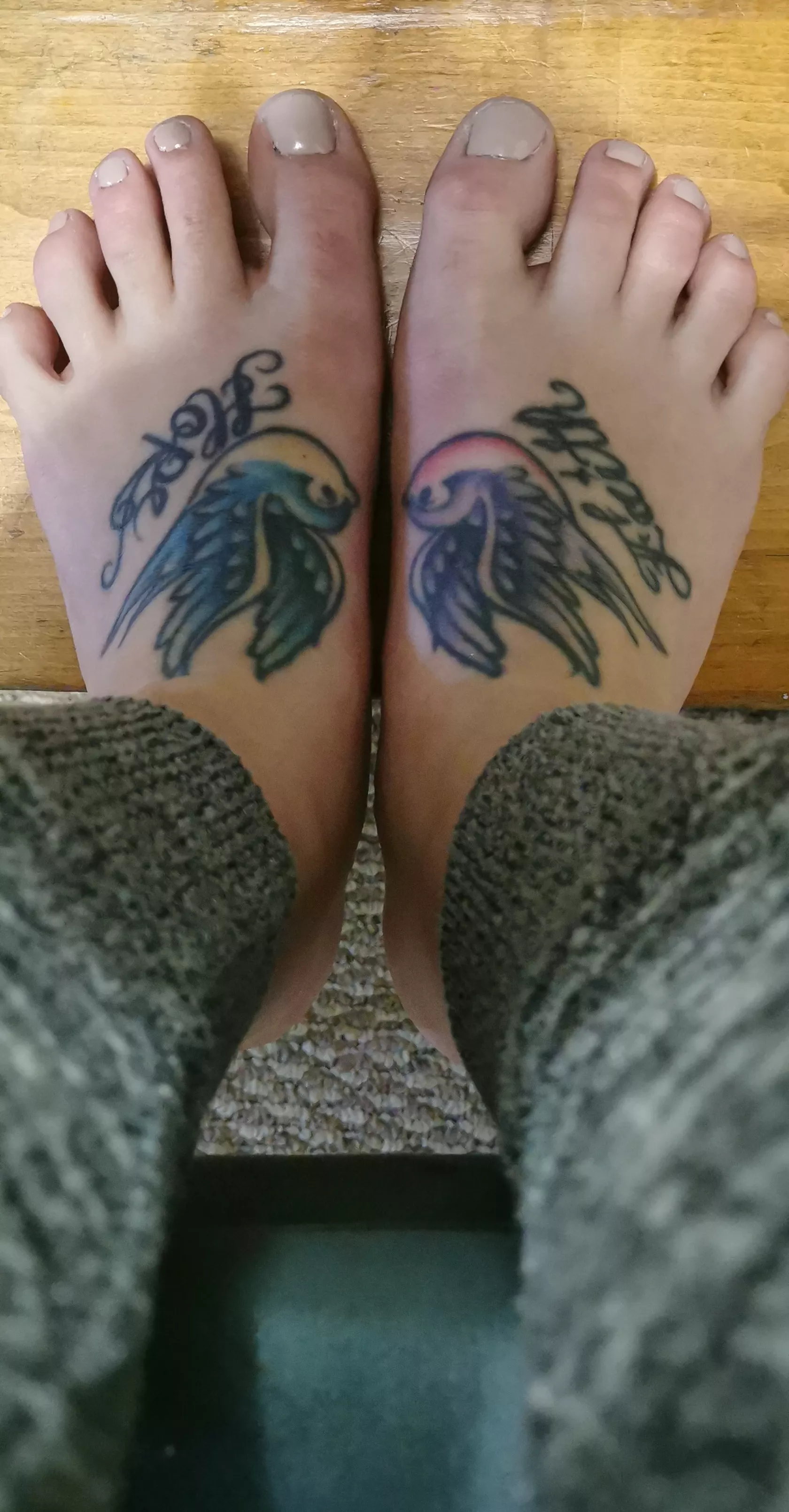 Fresh coat of nude nail polish, who wants to suck on my toes 😈