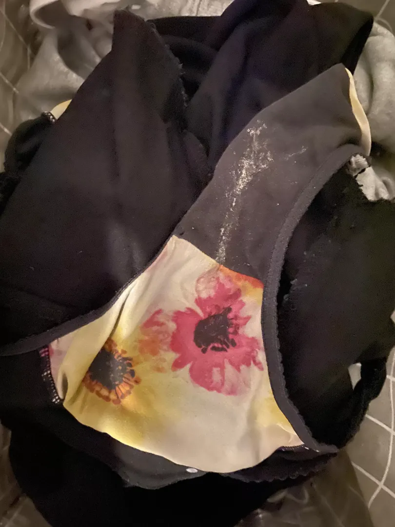 Fresh off her pussy! Upvote if you’d sniff them 👃