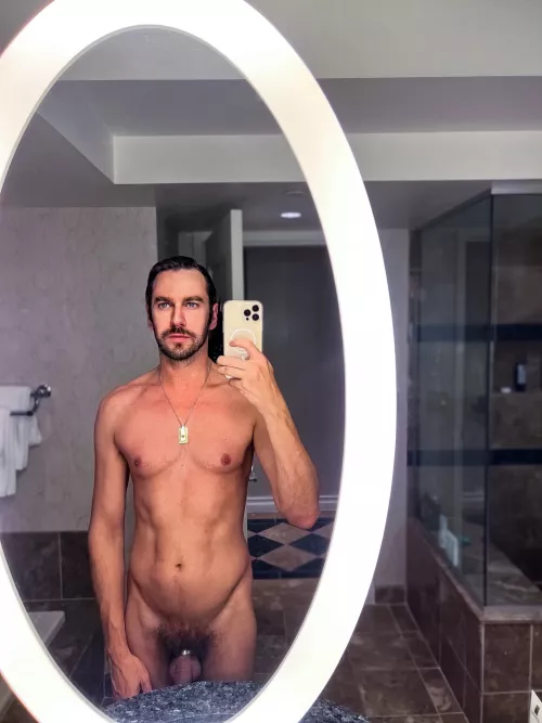 Fresh out of the shower, and about to hit the casino floor. Would you hit the tables with me⦠and then the sheets? NSFW