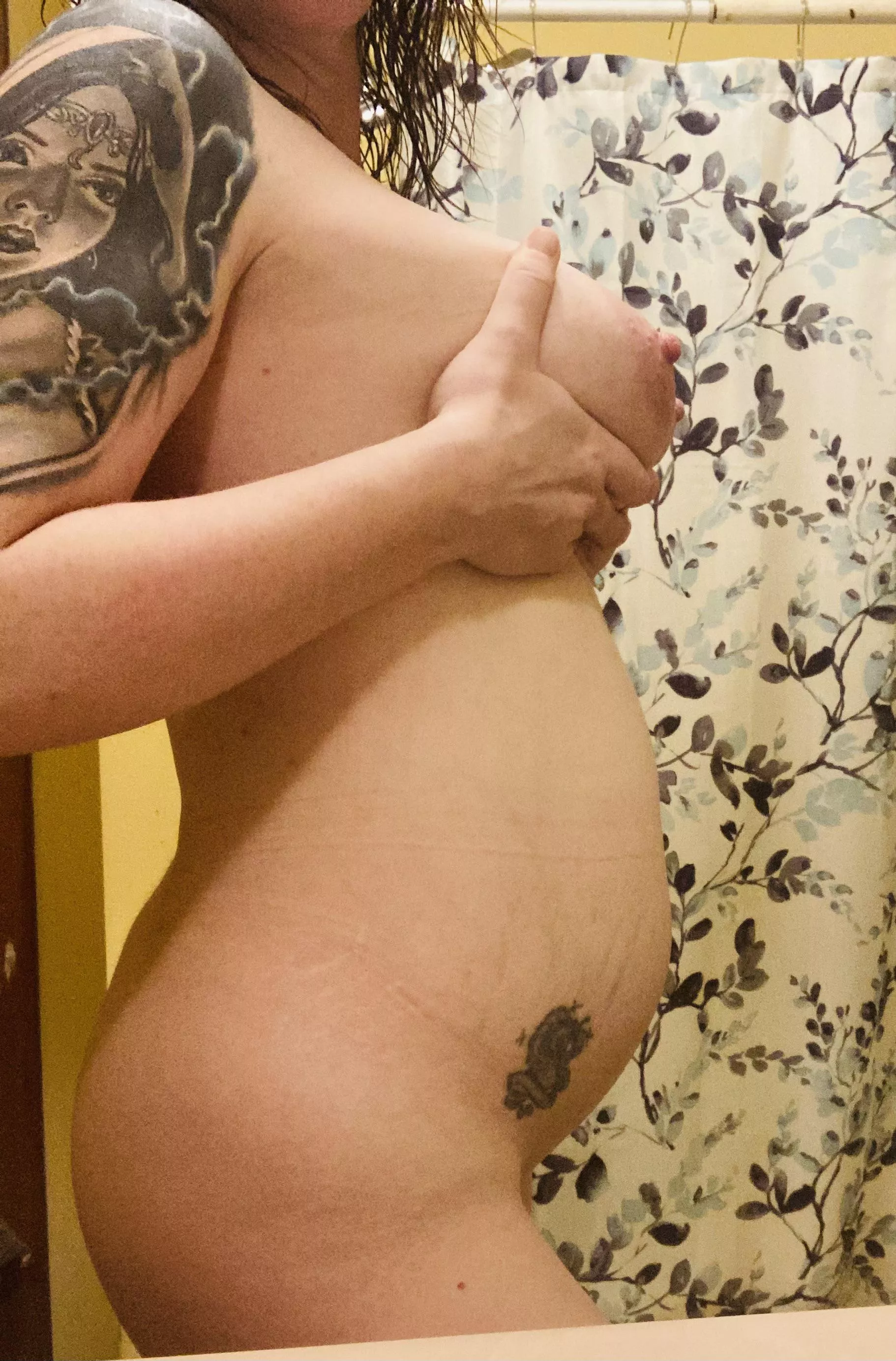 Fresh out of the shower! Who wants to play? 😘