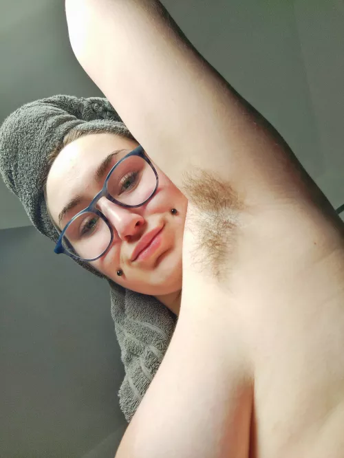 Fresh out the shower! My armpit addict boyfriend is gonna be so mad when he finds out I've cleaned my pits without letting him sniff them first 𤣠I have a feeling you'll prefer them dirty too...