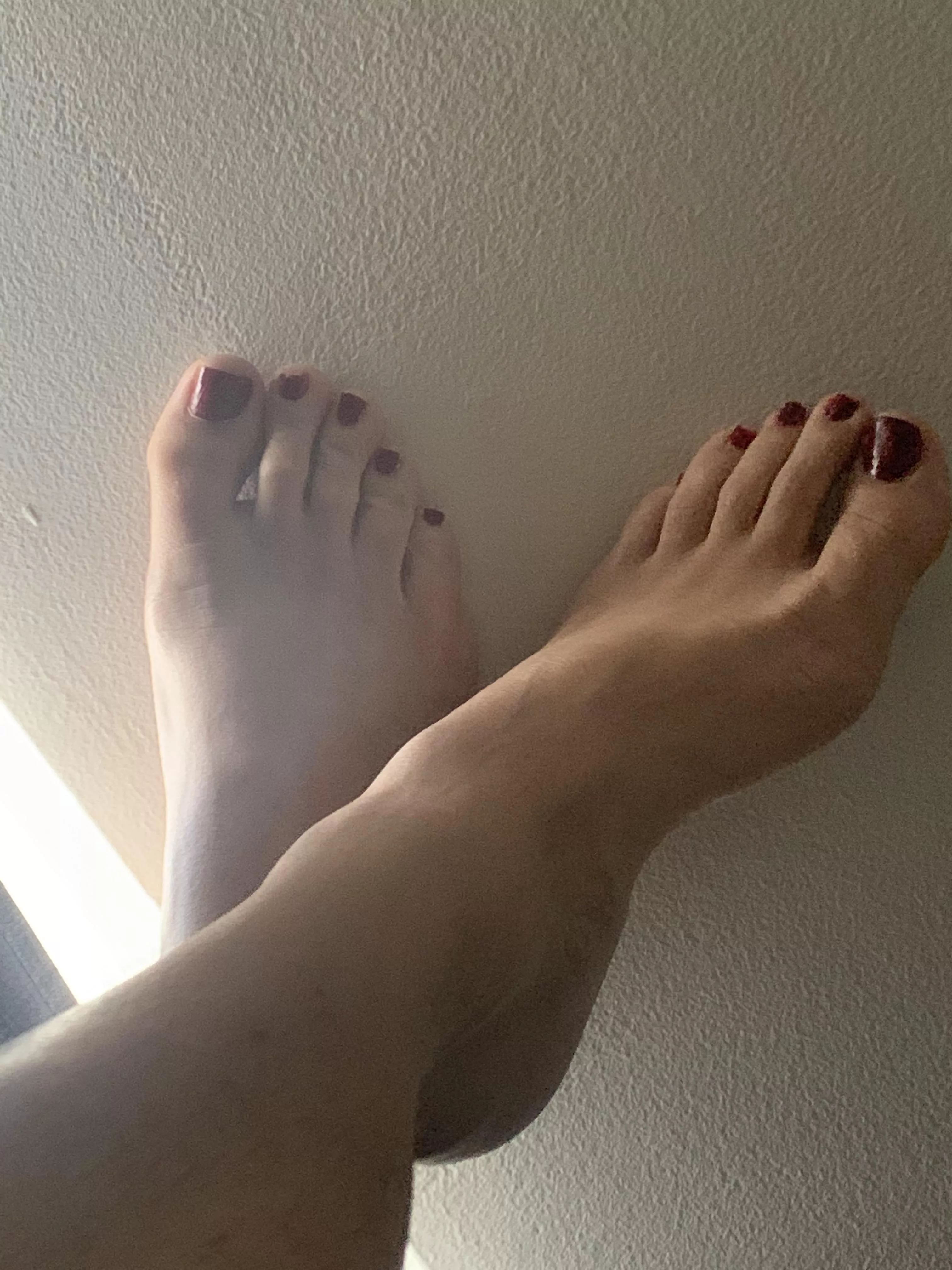 Freshly painted toes for the 1st time… what do ya think 🥰💋