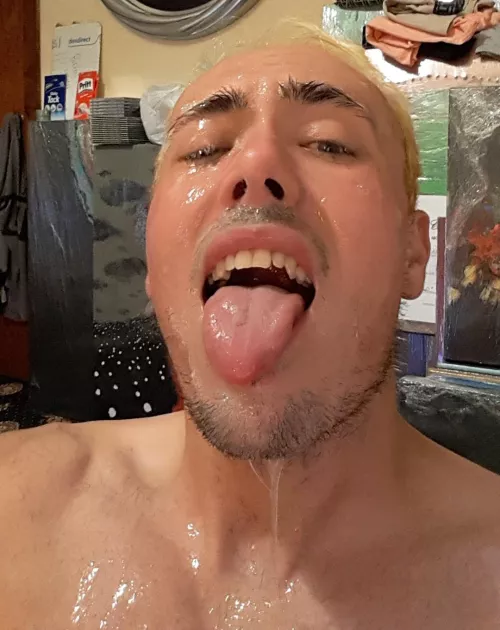 Friday night Bukkake. Thank you Boyf. When he said he was taking me to Five Guys, i wasn't expecting to walk out the door to then be turned around by our sexy gym buddies that he invited over. Fair to say this was a better plan. He always Amazes me.....