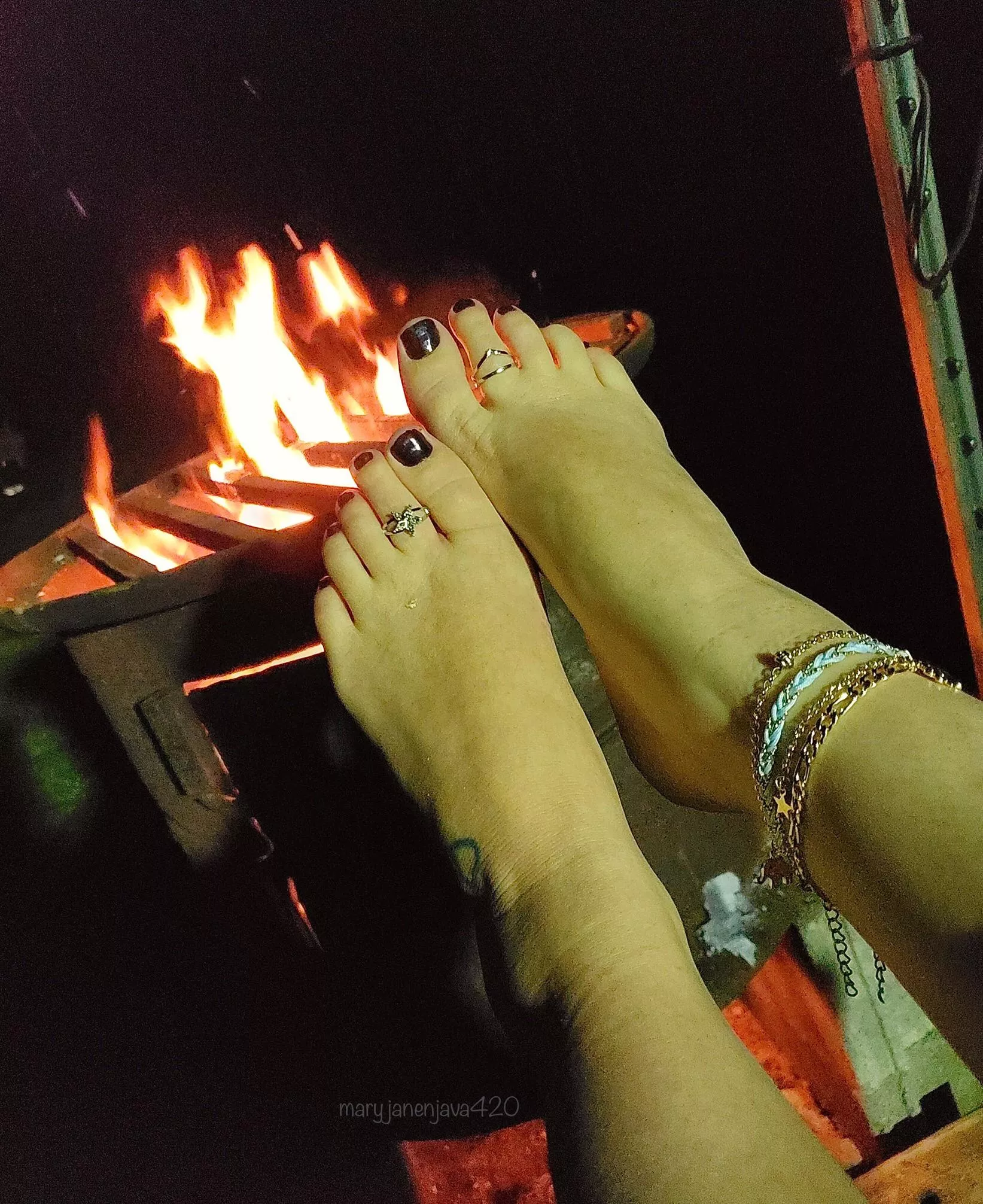 Friday night feet & a fire 🔥