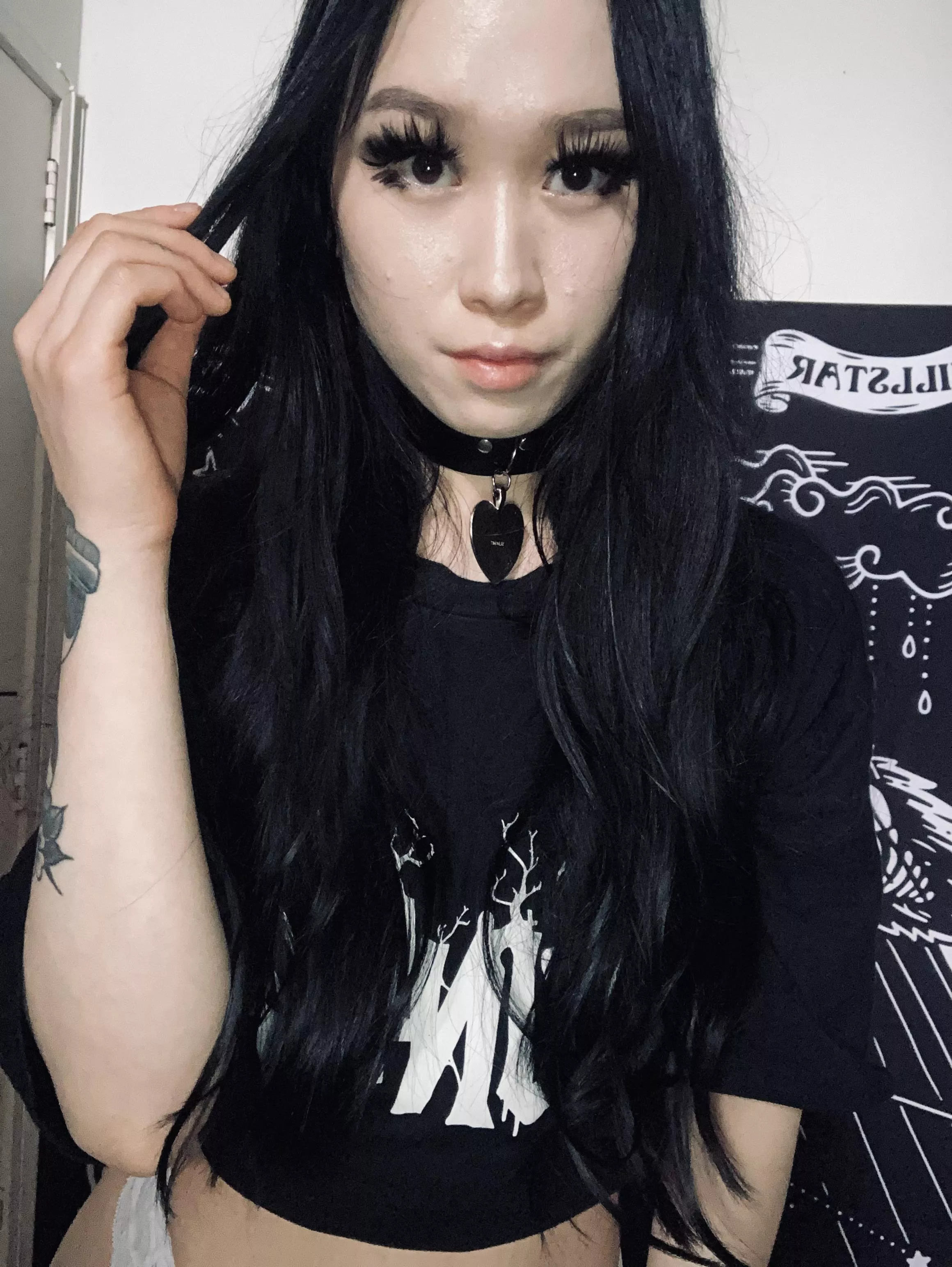 Fuck me with the lights off and my chains on 🖤