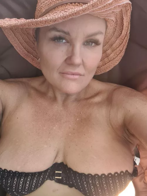 Fuck this gilf is sexy!!!!