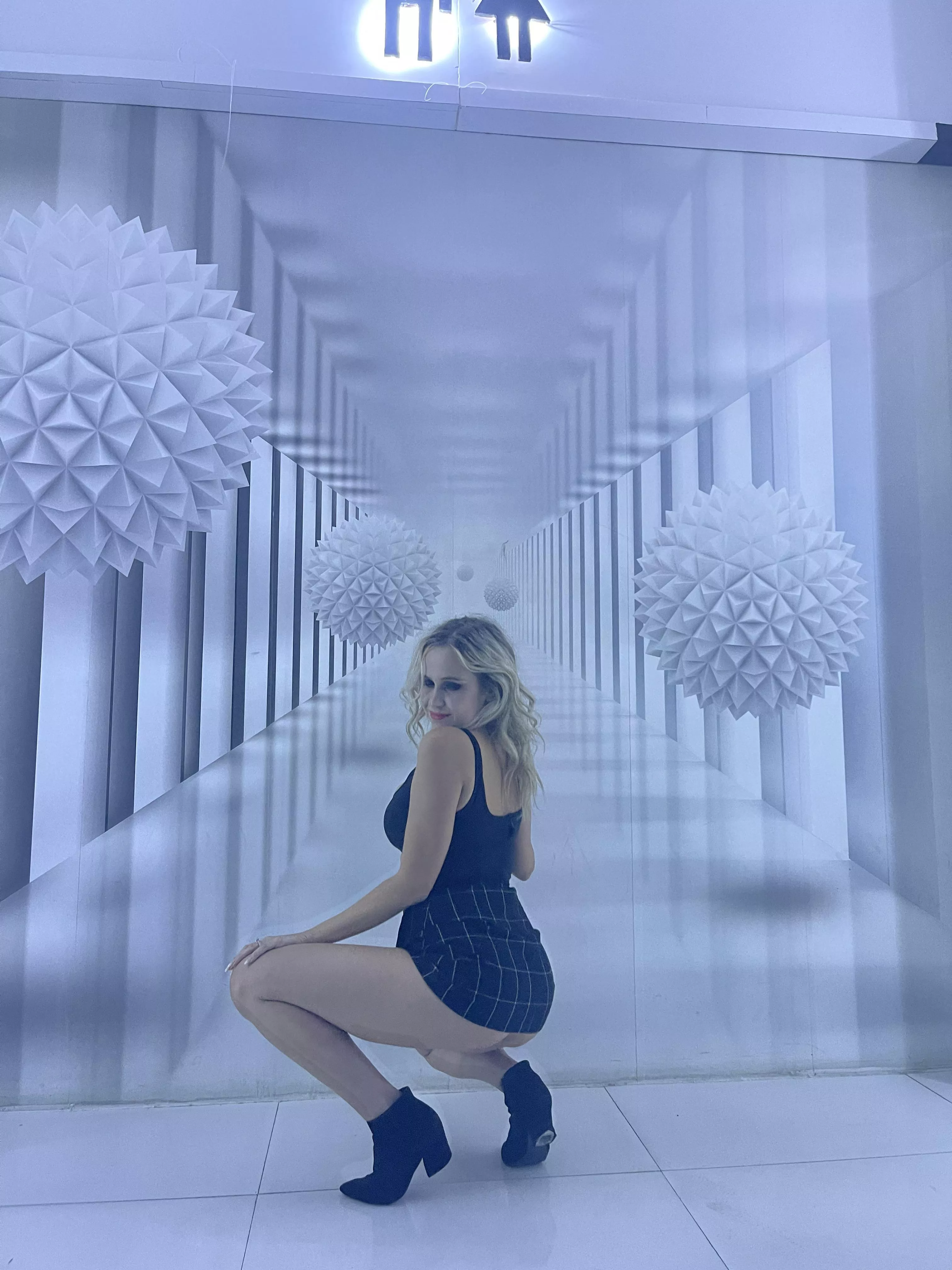 Fun at a club 🙈(26F) Fun at a club 🙈(26F)