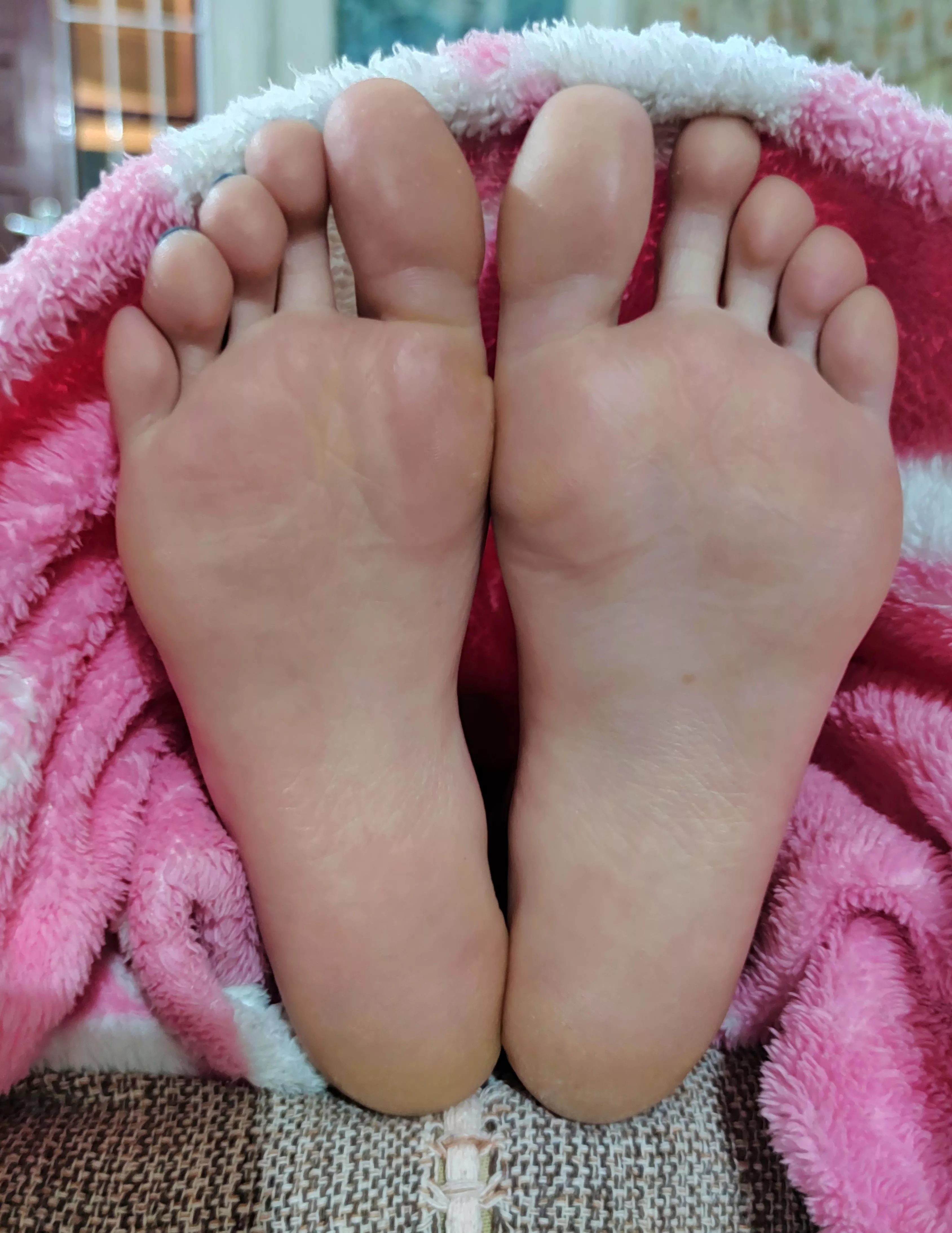 Fun fact about them: My feet are so small that sometimes I only find shoes or sneakers in the kid's session 🥺