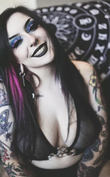 Fun fact: goth girls have the cutest smiles since theyโre so rare ๐ Fun fact: goth girls have the cutest smiles since theyโre so rare ๐