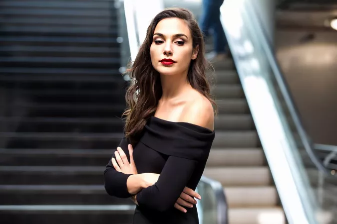 Gal Gadot looks annoyed that her husband’s late picking her up… Gal Gadot looks annoyed that her husband’s late picking her up…