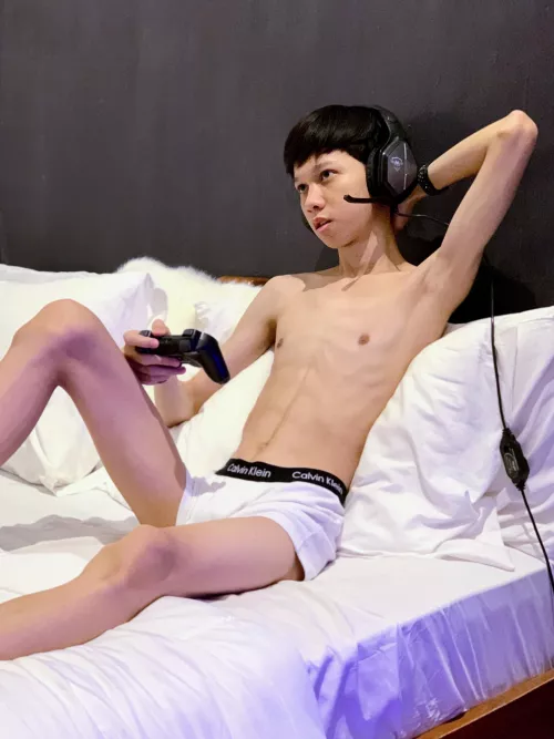 Game night with this gaymer twink anyone? 😈