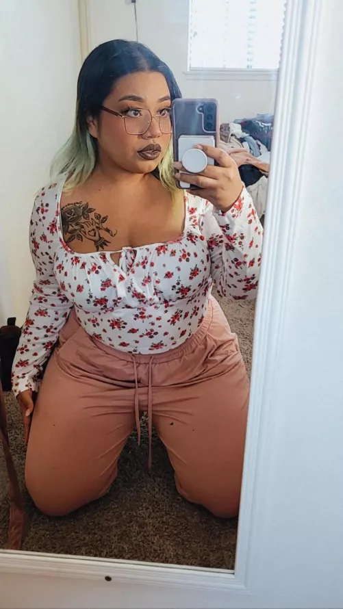 get between my thicc thighs 🥵🍑