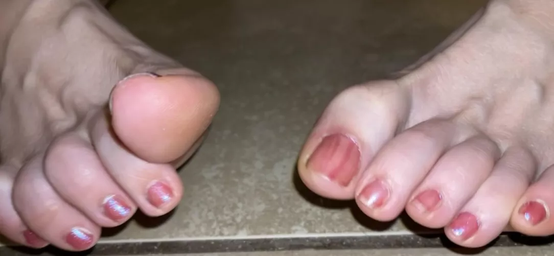 Get down on your tummy and lick my toes like a good little oneβ¦ β€οΈπ¦Άπ»