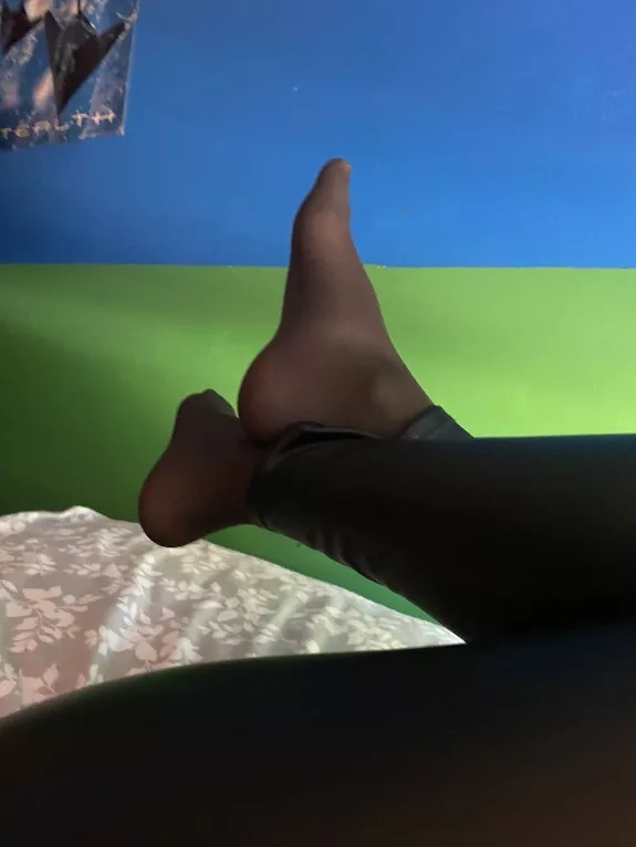 Get inside while you kiss my feet😏 Get inside while you kiss my feet😏