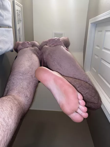 Get under my feet 😏