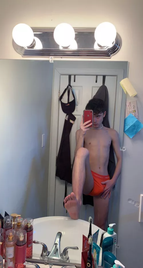 getting a lil hard 😳🤭 18yo