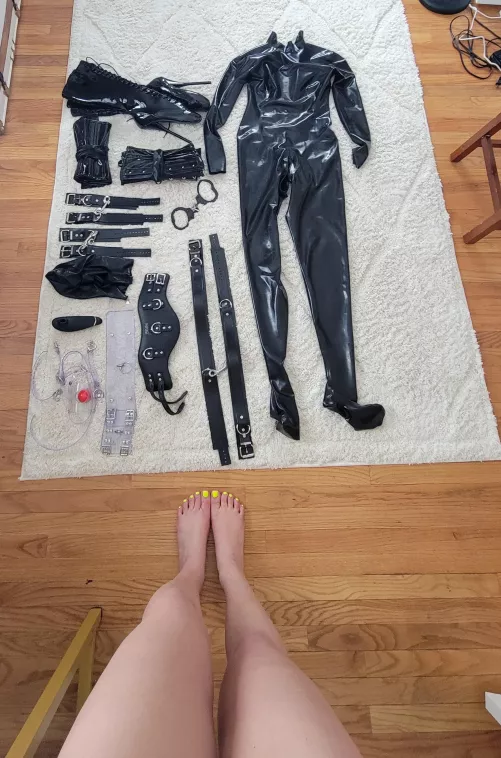 Getting ready for some snow day fun. Come [F]ind me cozy in my catsuit 😻