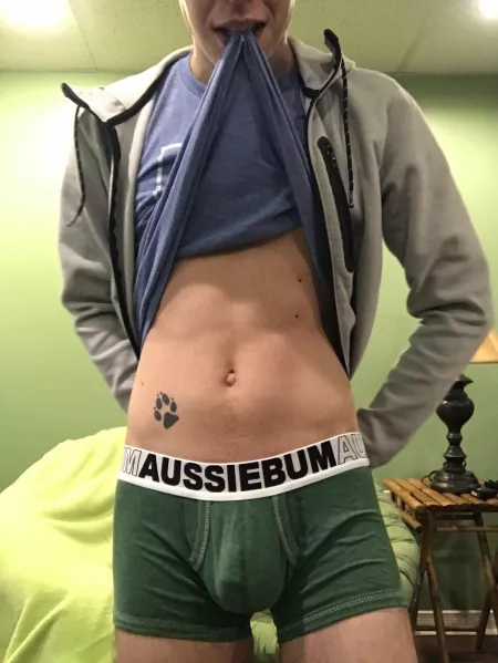 Getting ready to hulk out of these green boxer briefs ;) Getting ready to hulk out of these green boxer briefs ;)