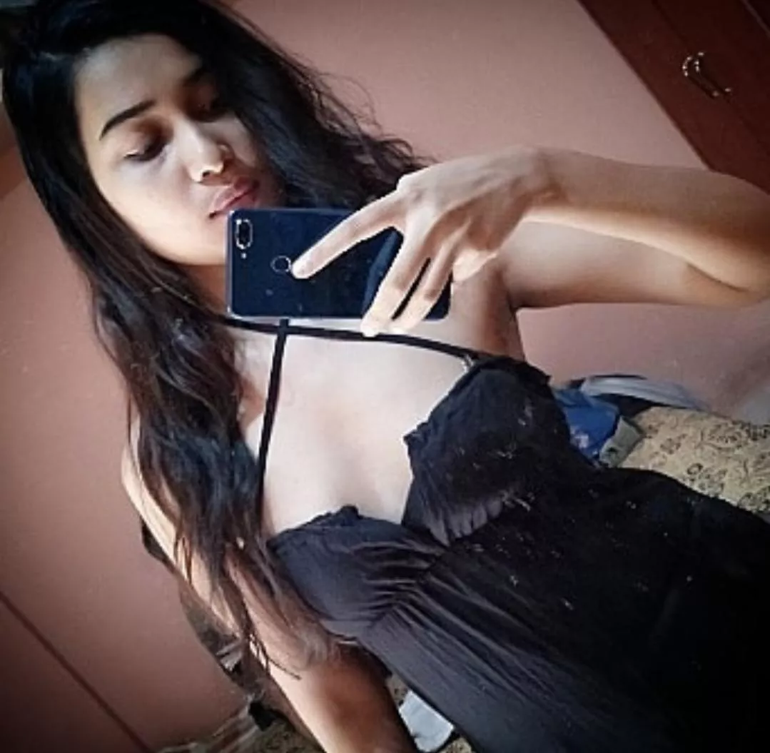 Girls when shaved and with clean armpits are the ones that boys need 💦 Just pull off her dress