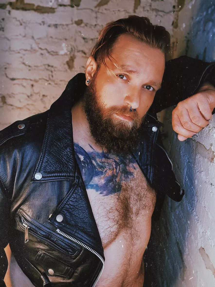 Giving you 90s leather bear hearthrob Giving you 90s leather bear hearthrob