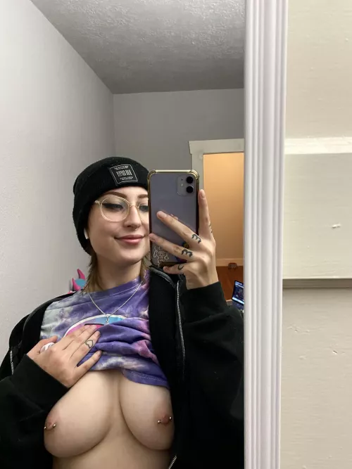 glasses and alt girl tits π€