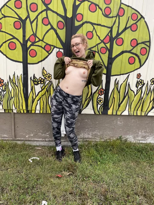 Glasses, fall art background and my perky tits π€! Hope you like my festive attempt π₯°