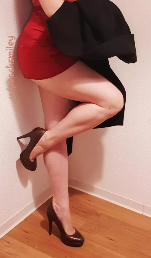 Go out or stay at home? 🍑 [OC] [F]