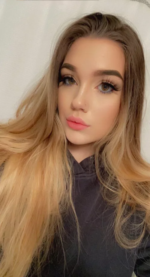 Go to the comments to watch me cum tonight 😍