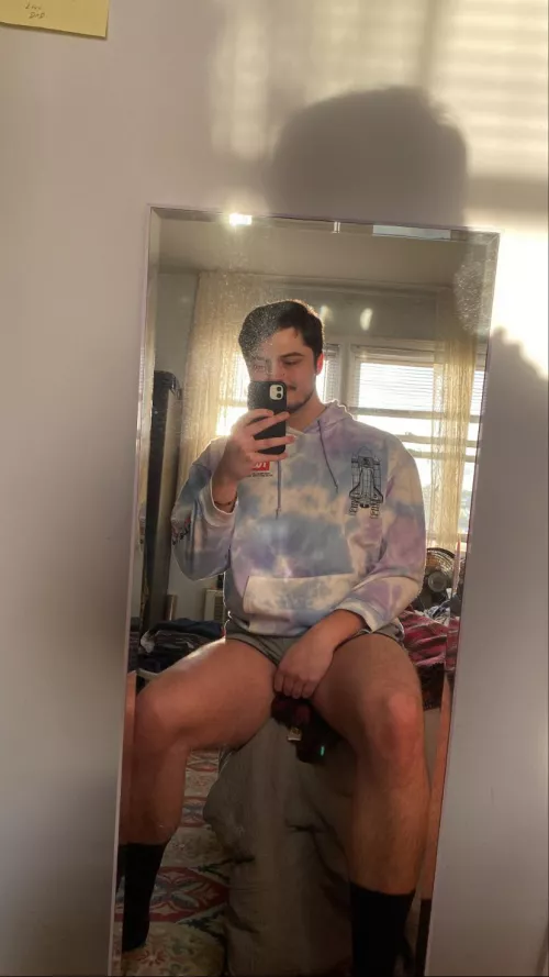 Goals for 2022 include: 1. Clean my mirror 2. Find a boyfriend