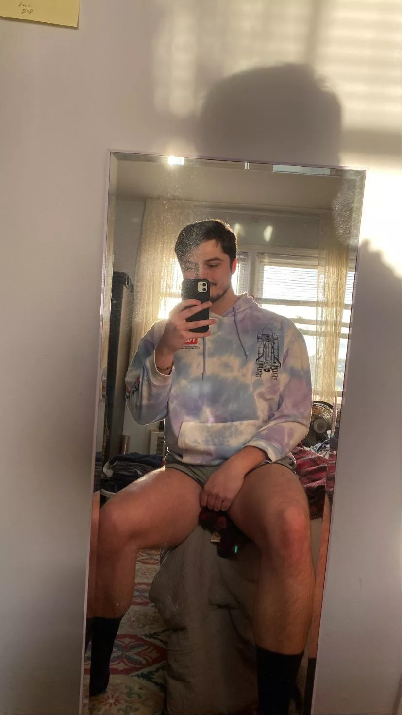 Goals for 2022 include: 1. Clean my mirror 2. Find a boyfriend