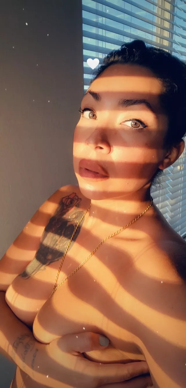 Going live @ 11:30 am EDT .... Wanna see me wrap these lips around a dildo ??