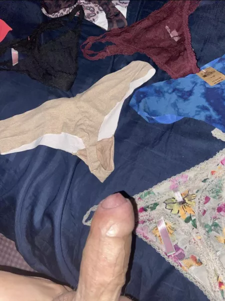 Going to bust a load on these panties (my friends girlfriend) 🤷🏻♂️😈
