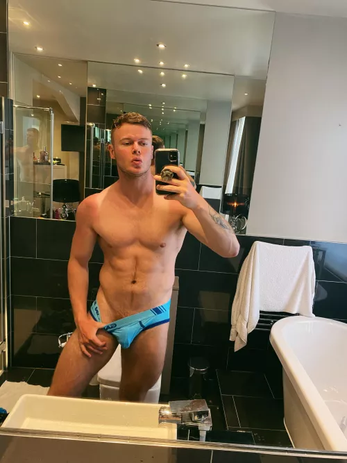 Good lighting means underwear selfie (Garçons)