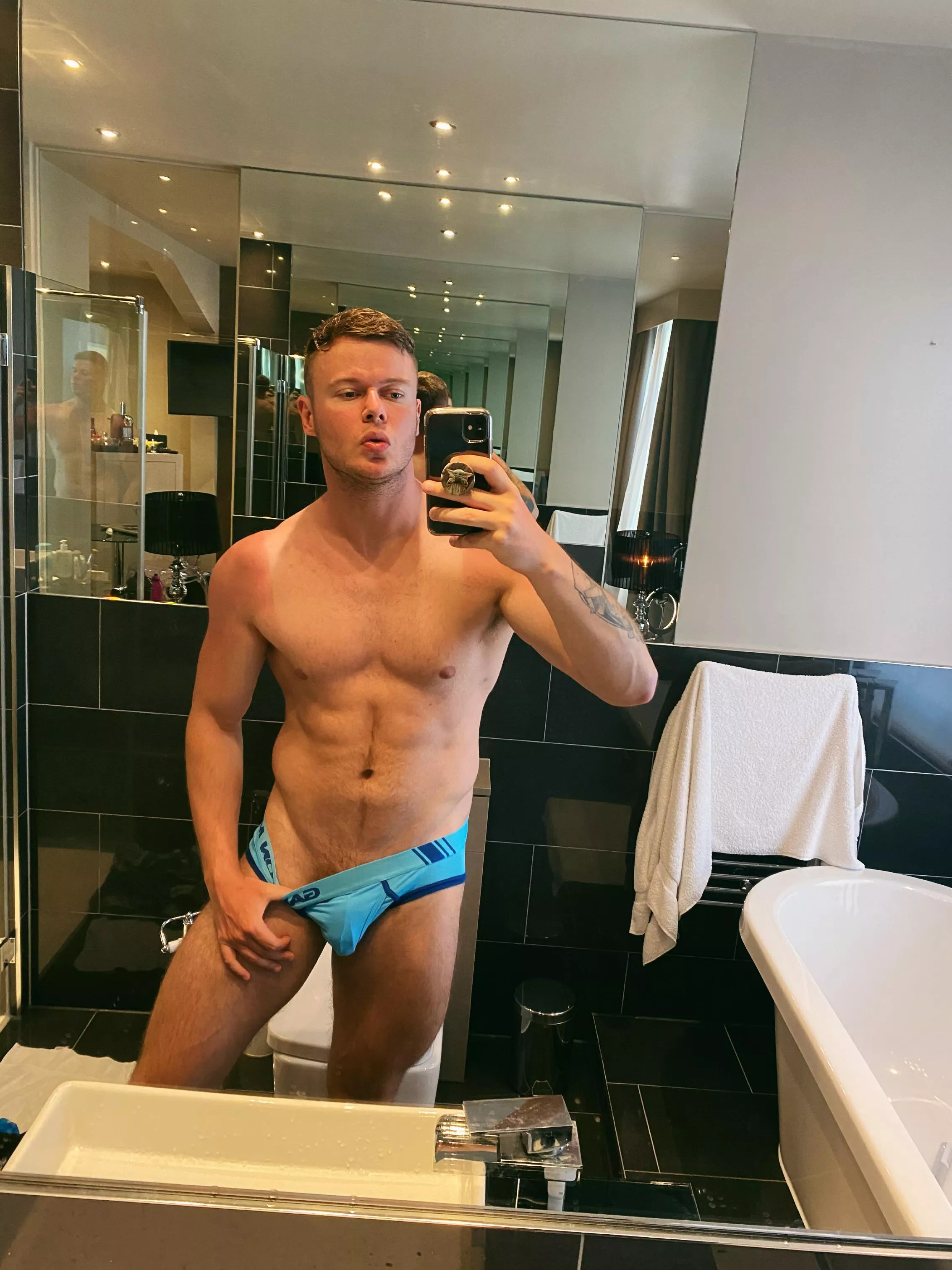 Good lighting means underwear selfie (Garçons) Good lighting means underwear selfie (Garçons)