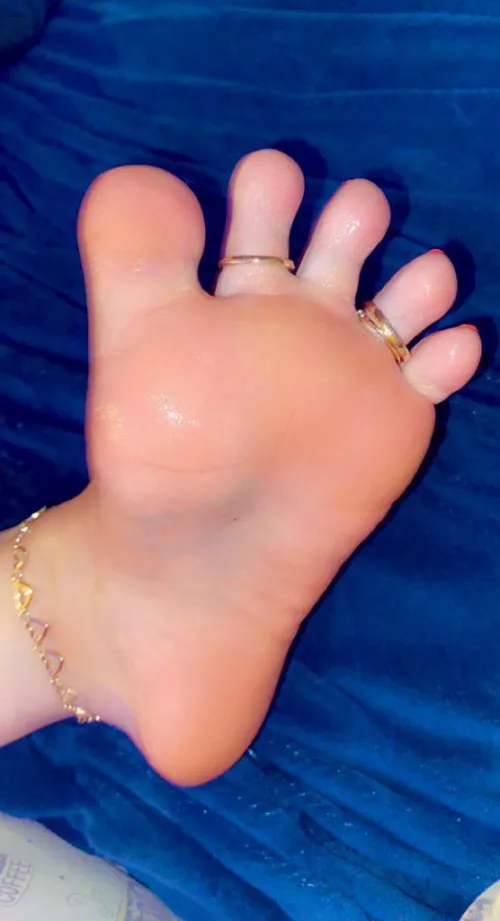 Good morning π do u like my cute feet?