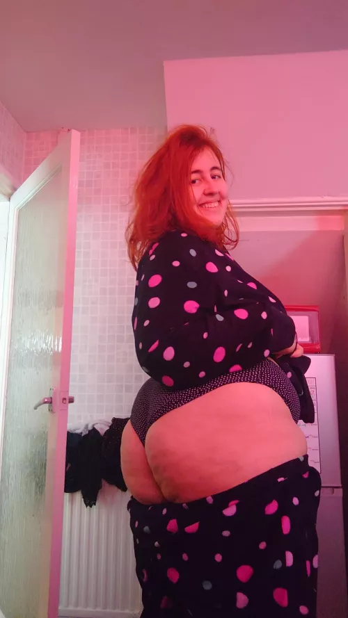 Good Morning Lovelies 😘 I remembered to bring everything downstairs with me bar me glasses, this was a shoot and hope for the best type of photo because I couldn't see a fucking thing on my phone screen, yep I am that short sighted! Hope you have fab