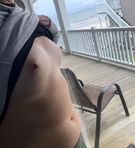 Good Morning Neighbors. What a nice view of the ocean. [F]