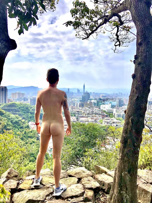 Good morning, Taipei! I hope the hiker who caught me taking this enjoyed the view 😜